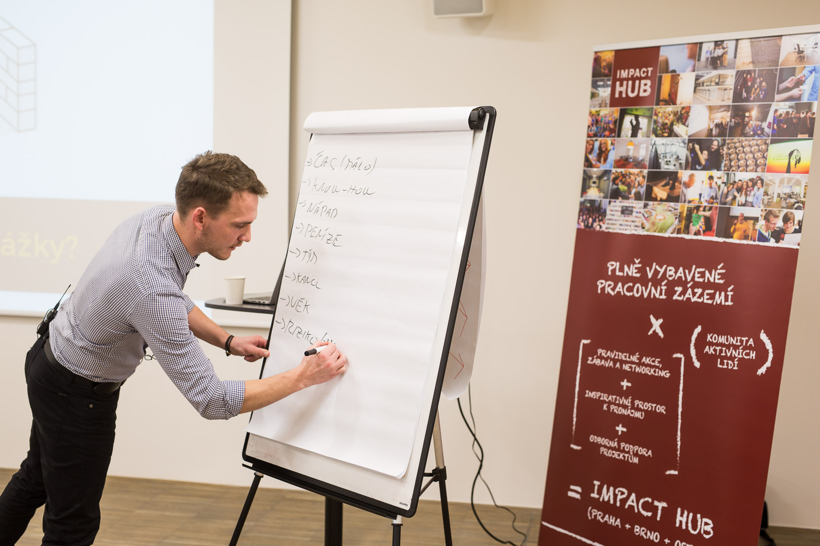 Workshop u flipchartu v Impact Hubu Brno