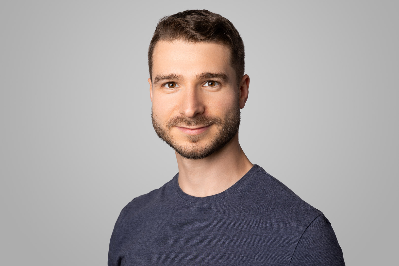 Pinya — týmové headshoty na šedém pozadí