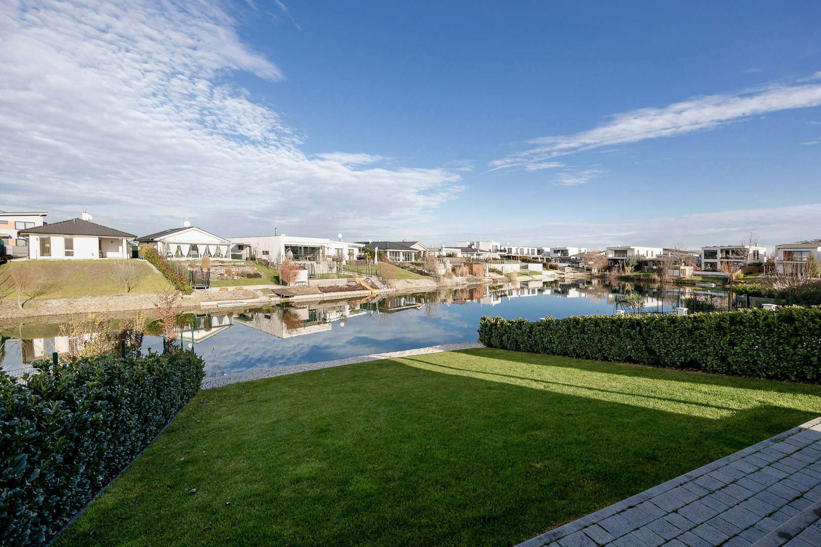 Interiéry dvou apartmánů u golf resortu