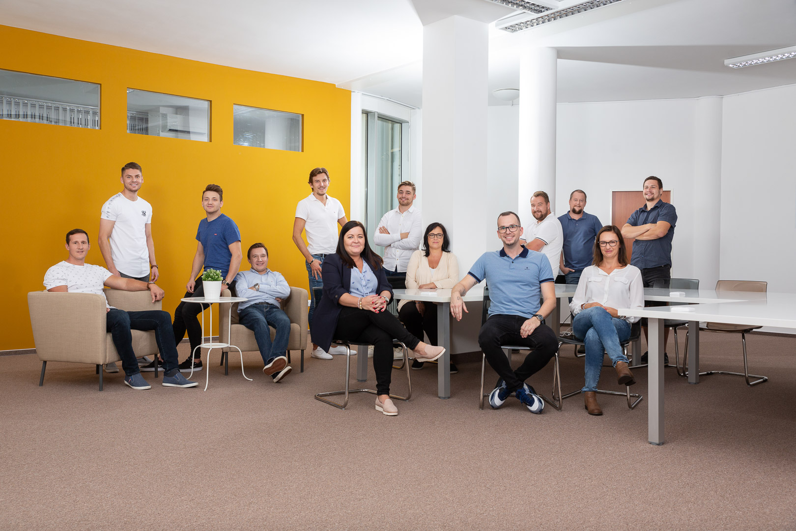 Týmová fotka agentury netpromotion u žluté stěny